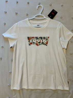 NWT Levi’s T-shirt size large women’s